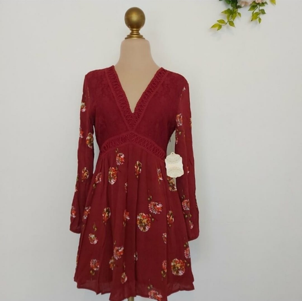 Short printed dress with long sleeves.
